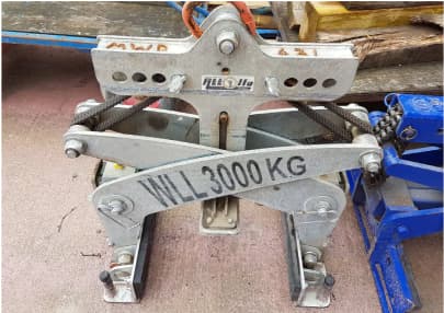 A heavy-duty lifting clamp with a 3000 kg weight capacity on a workshop floor.